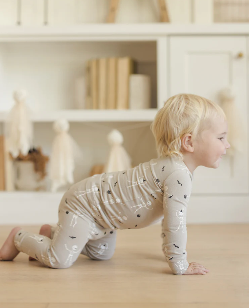 badmamajamaページ Black & White Wavy Checkerboard | Bamboo Zip Pajamas – Milk