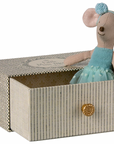 Dance mouse in daybed, Little sister
