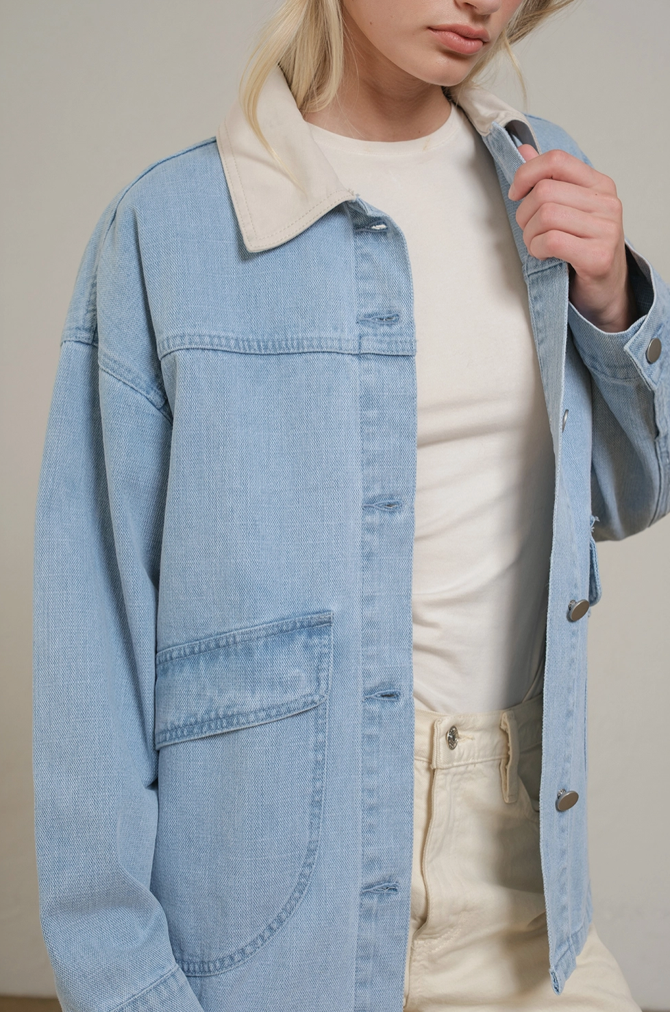 Contrast Collar Light Wash Denim Jacket