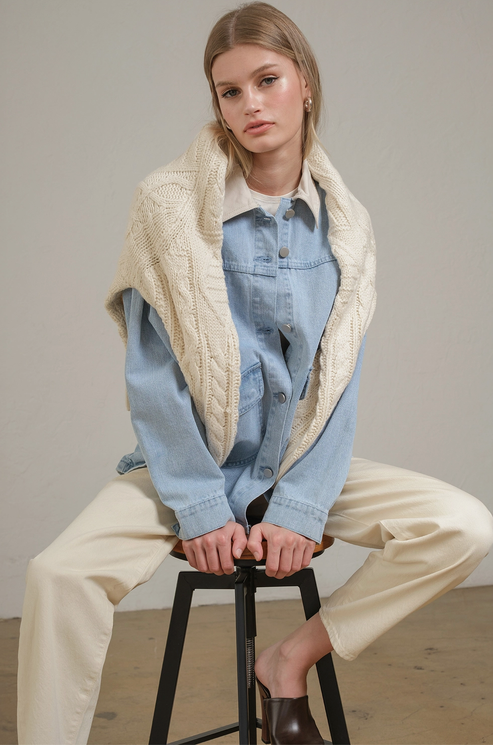 Contrast Collar Light Wash Denim Jacket