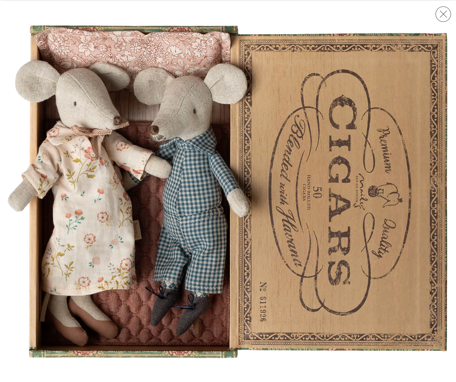 Grandma and grandpa mice in cigarbox, Maileg