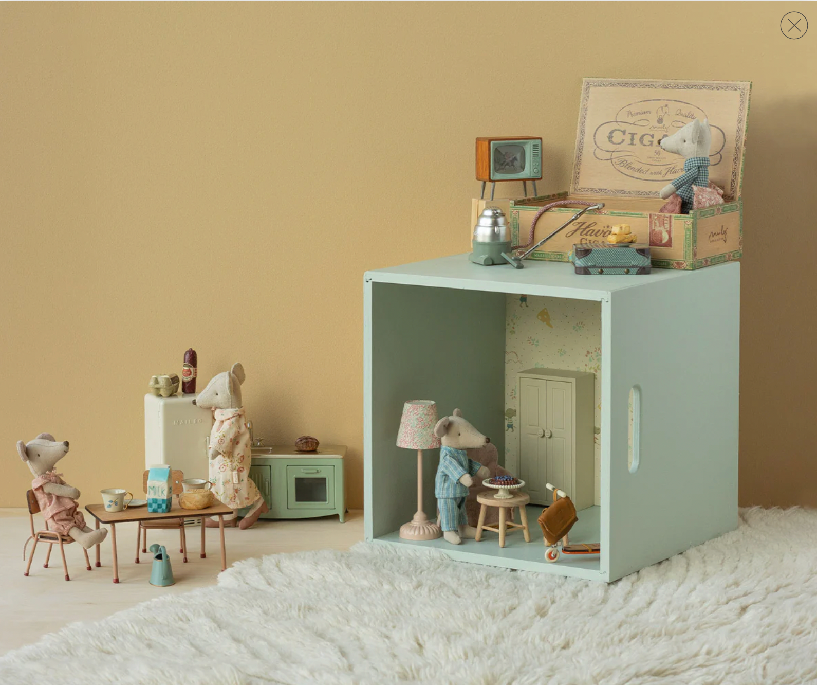 Grandma and grandpa mice in cigarbox, Maileg