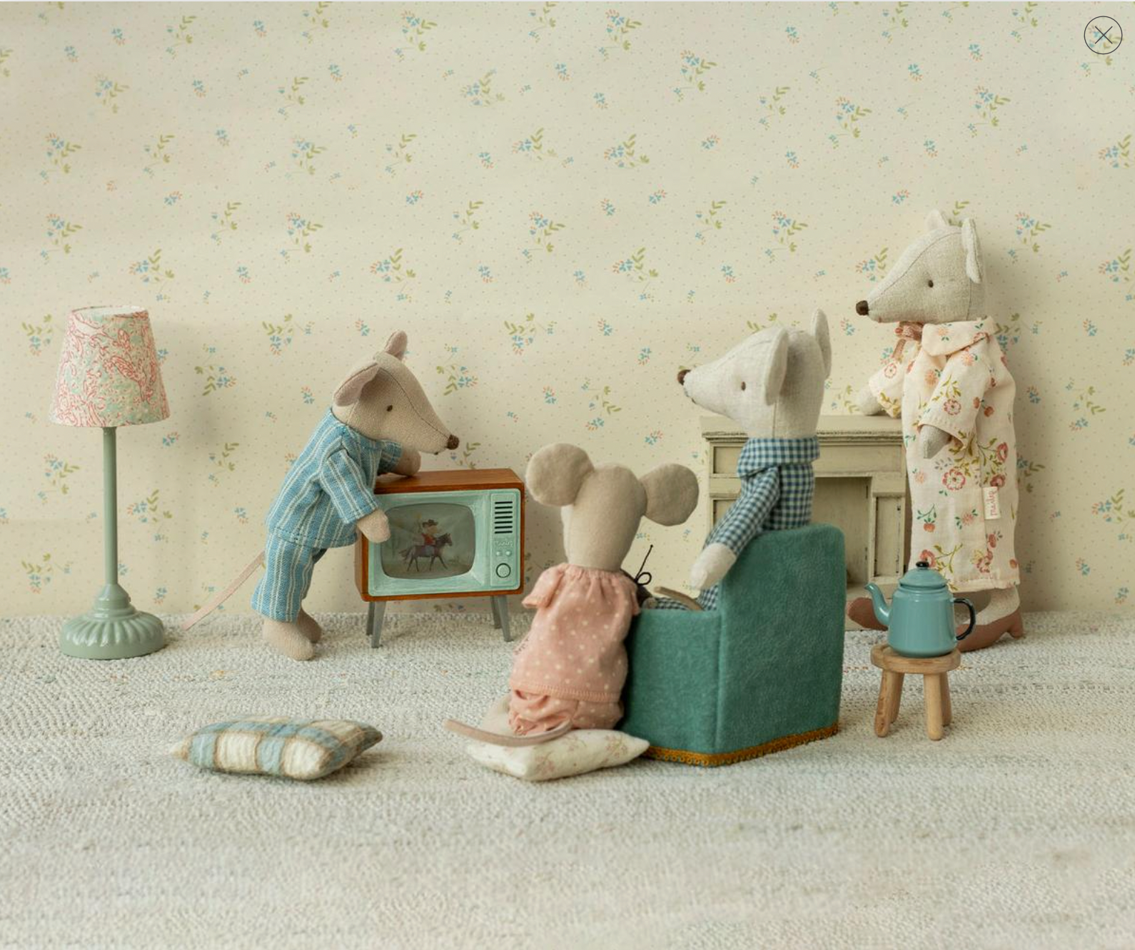 Grandma and grandpa mice in cigarbox, Maileg