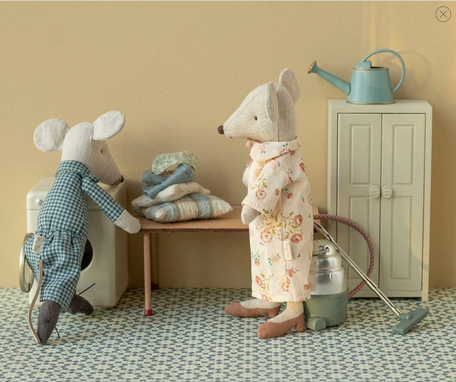 Grandma and grandpa mice in cigarbox, Maileg