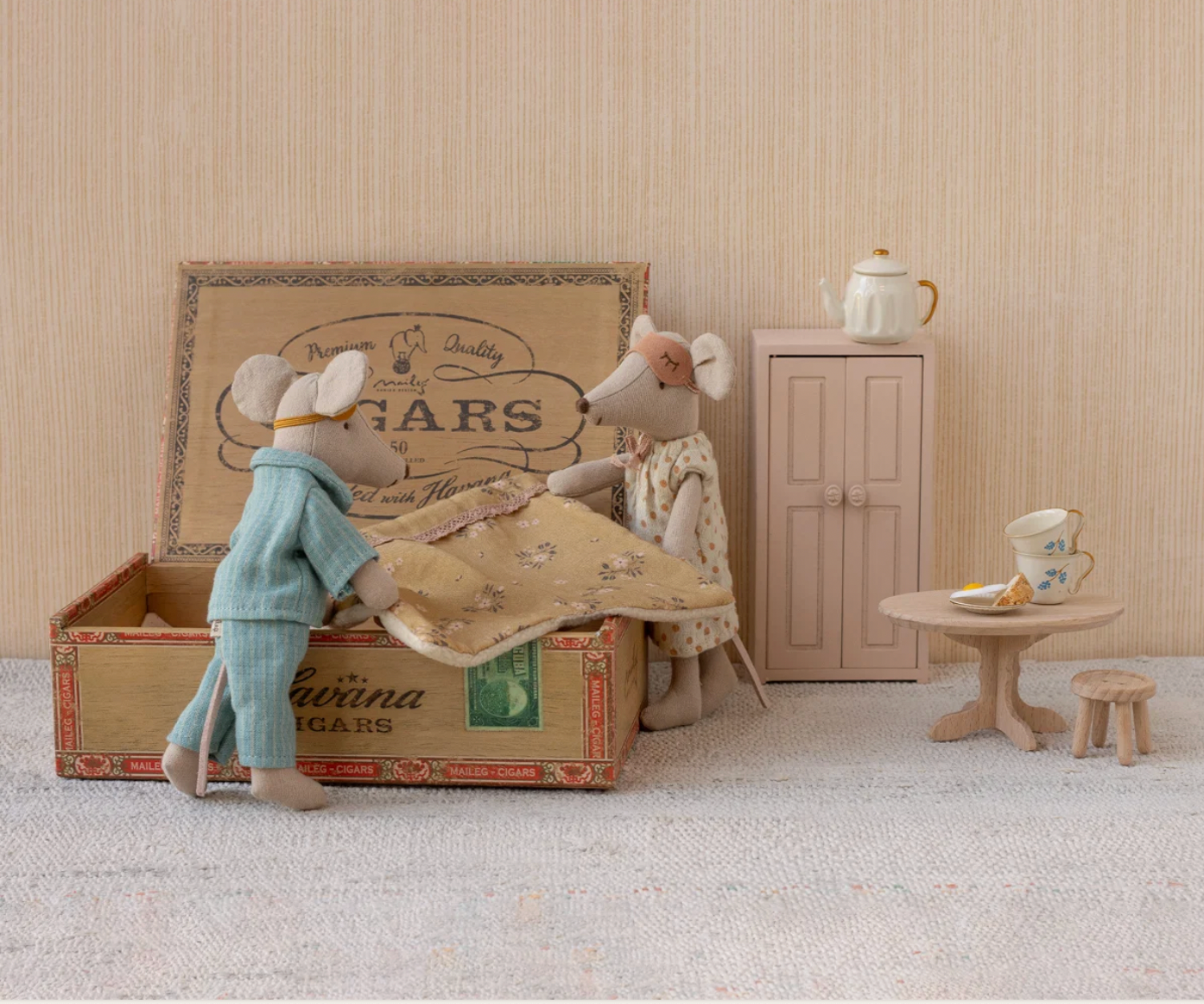 Mum &amp; Dad mice in cigarbox, Maileg