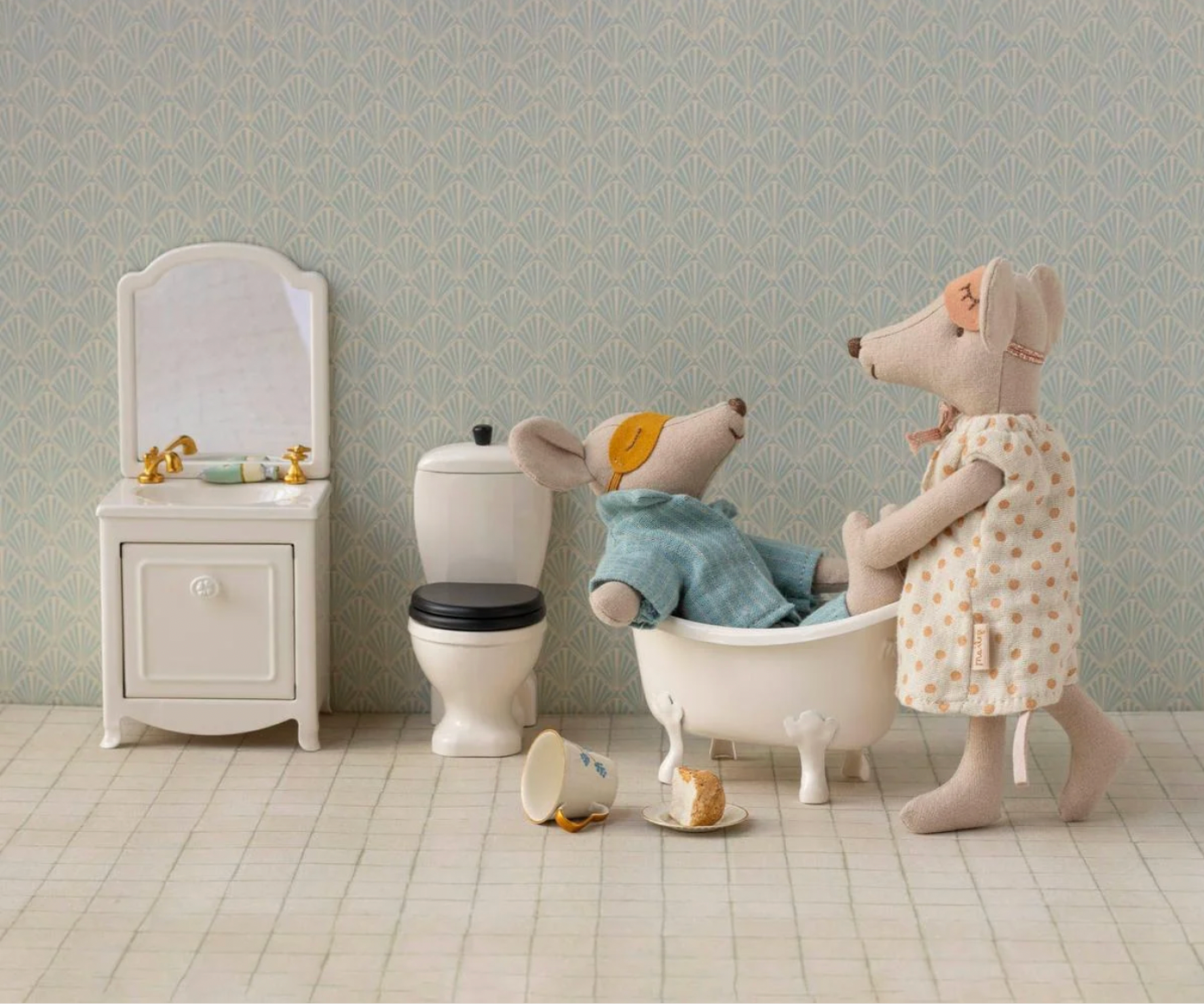 Mum &amp; Dad mice in cigarbox, Maileg