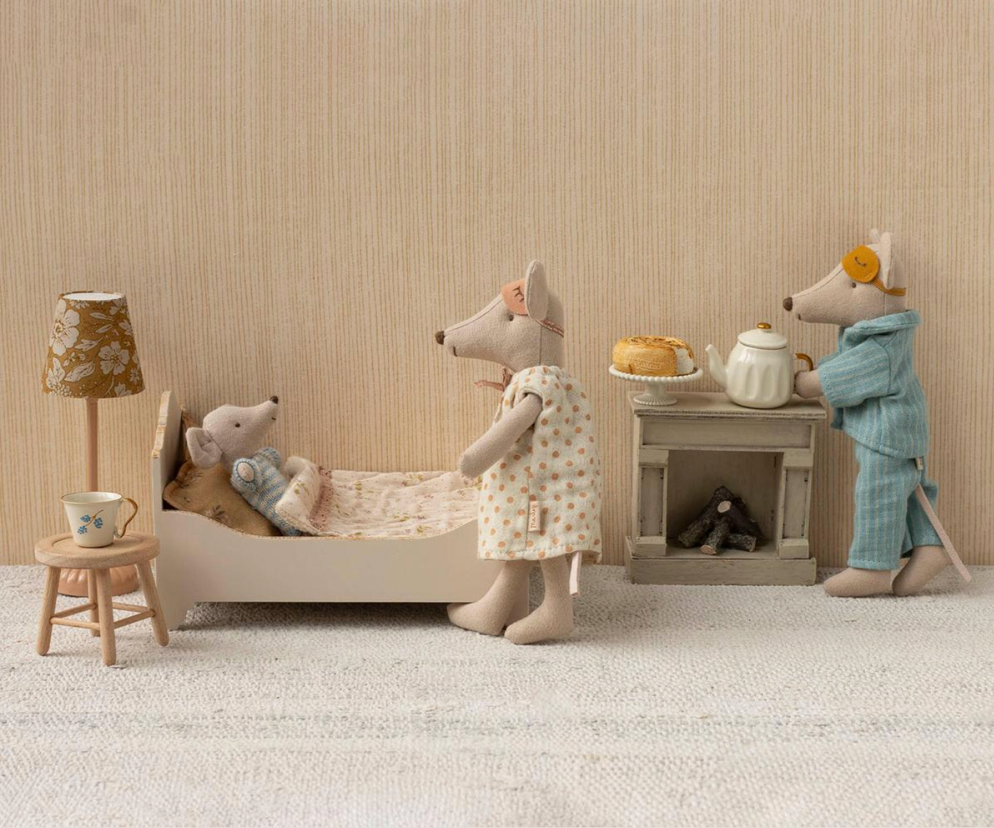 Mum &amp; Dad mice in cigarbox, Maileg