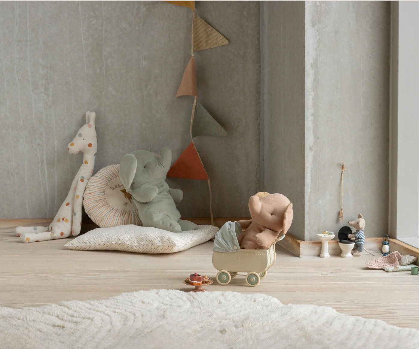 Safari friends, Elephant, Medium - Iron grey