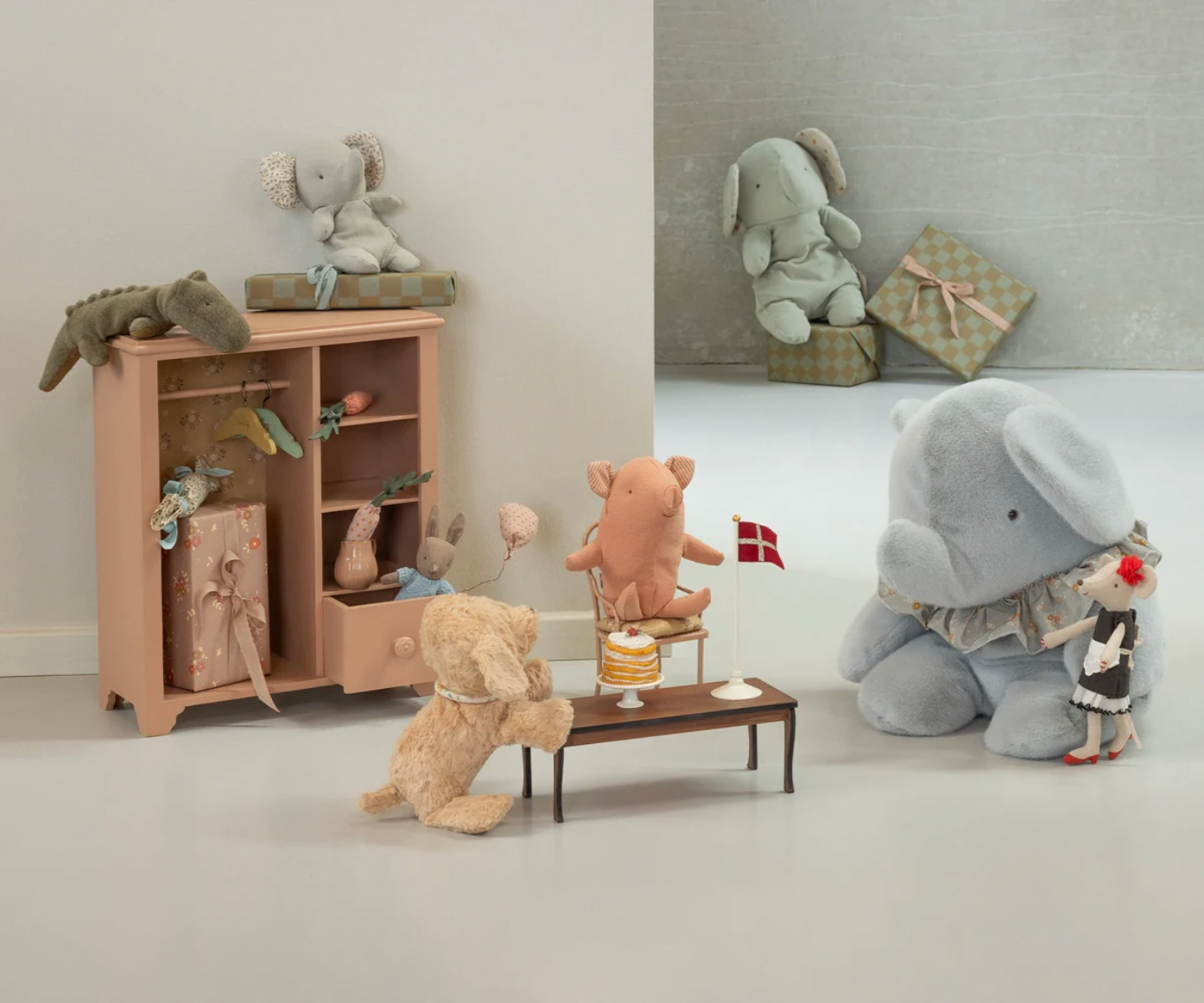 Safari friends, Elephant, Medium - Iron grey
